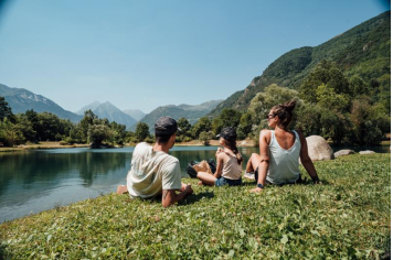 Pause bord de l'eau en famille vfraziak